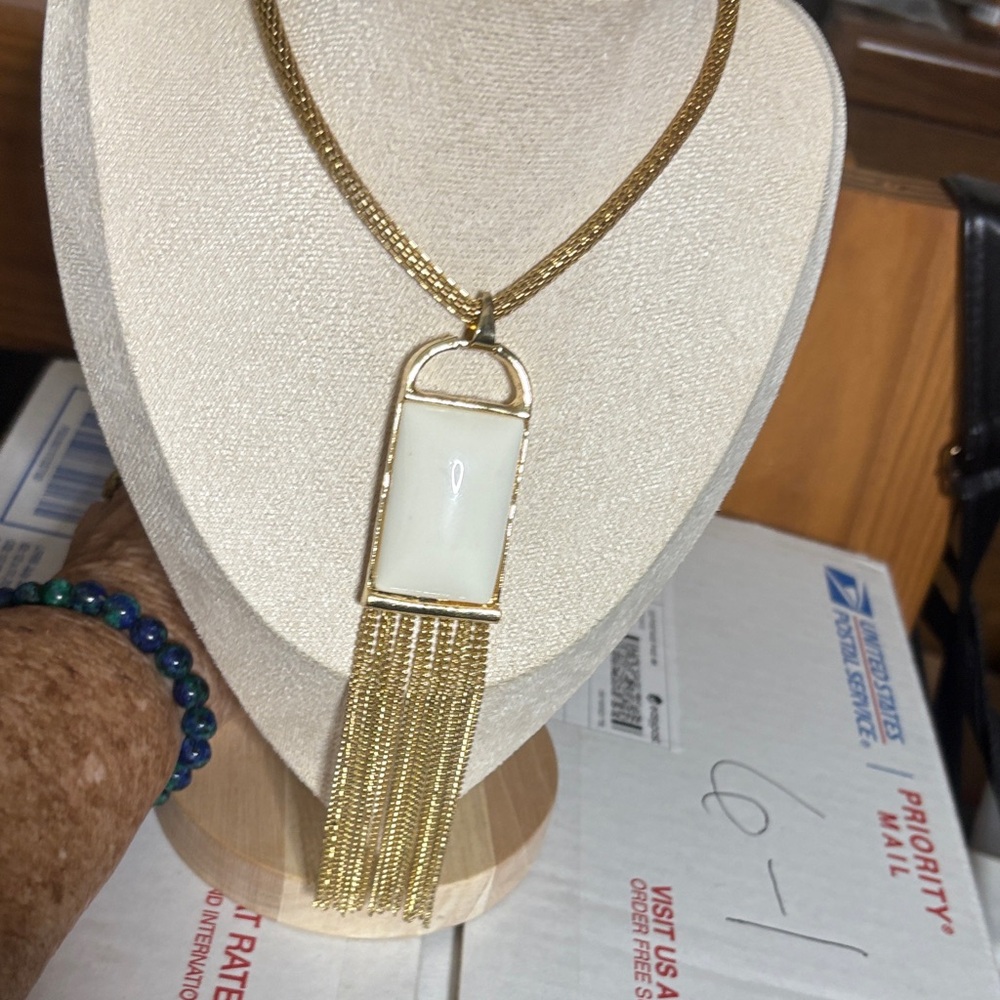 Elegant Gold and White Pendant Necklace